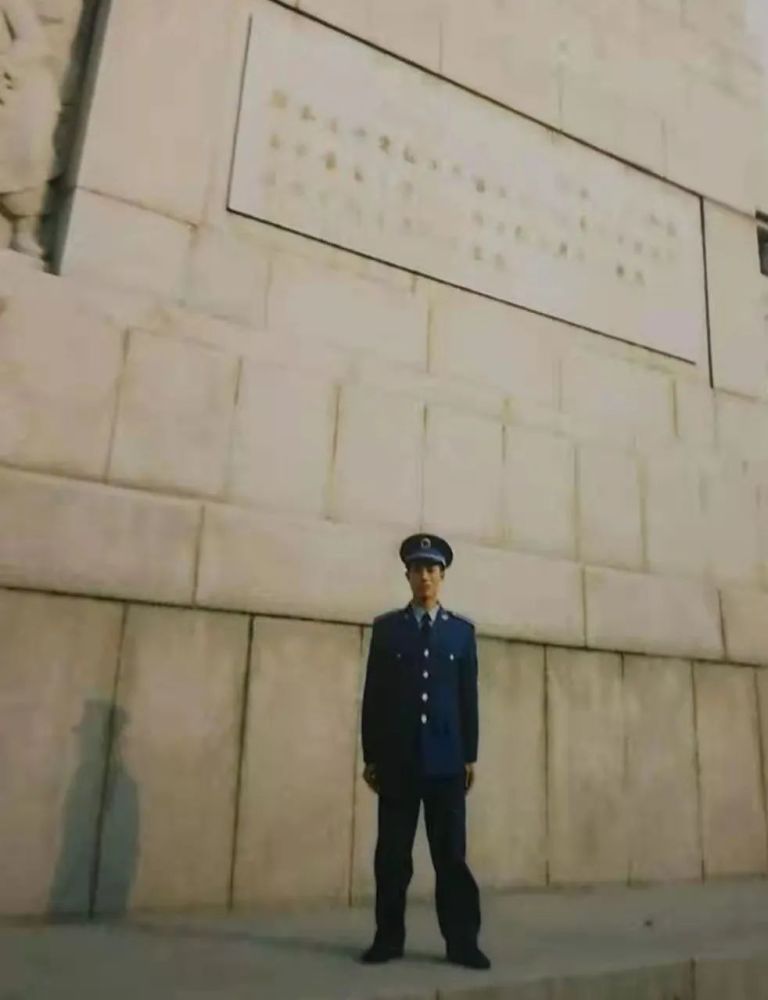 背100斤菜爬11层楼昨天这张退役军人的背影照刷屏了