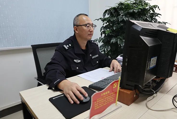 曾勇为警校训练科副科长,一级警长 他们有的来自基层派出所,关键时刻