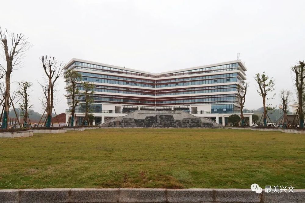 草坪首先映入眼帘的走进学校大门使兴文职业教育更上一层楼优美的环境
