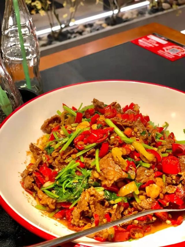 椒再干两三碗饭不在话下大片牛肉各种配料炒起来鲜香无敌的小炒黄牛肉