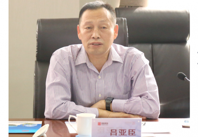 吕亚臣早期曾任上海重型机器厂厂长,党委副书记.