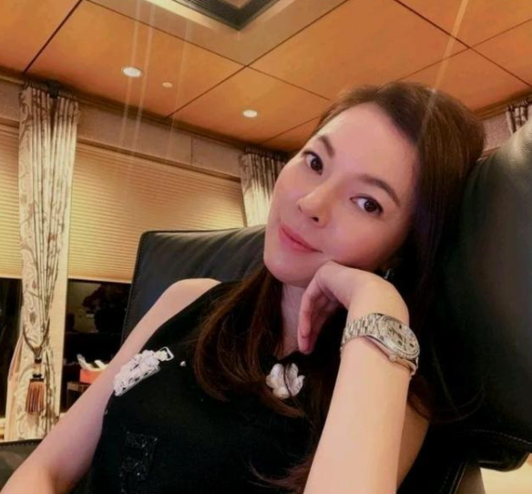 34岁嫁58岁首富的曾馨莹六年生三胎坐稳百亿豪门女主人凭什么