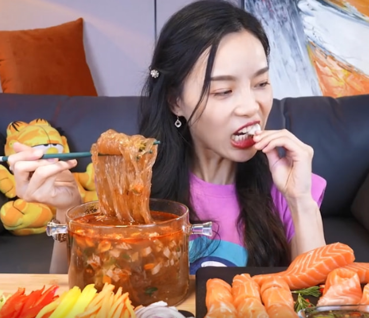 网红小贝越吃越瘦假吃媚男没礼貌她的人设还是崩了