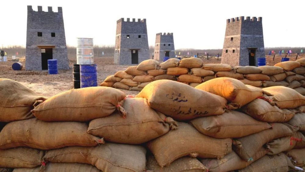 在建设现场可以看到,塔楼,碉堡林立,战壕,汽车轮胎和沙袋防御工事纵横