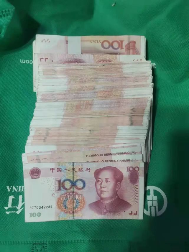 在蔡桥新村北门口快车道上捡到一个绿色手提包,包内装有现金24955元