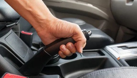 住了,车子不会溜了,往下松是解除手刹用脚踩的一种是向下踩是拉紧刹车