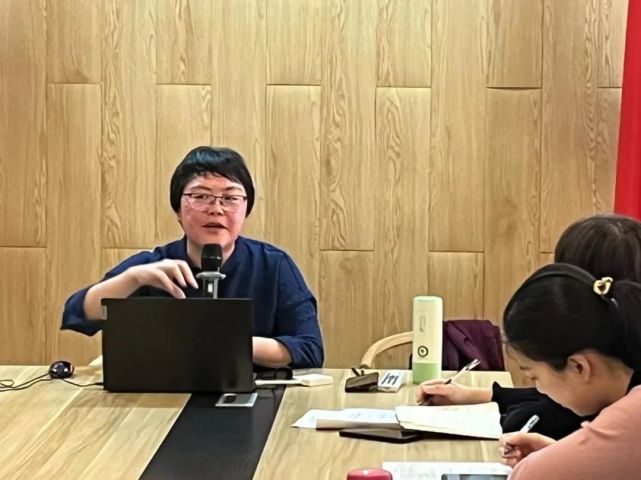 柯老师从情境教学的必要性展开,强调知识