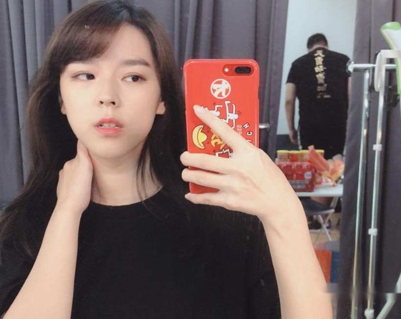 沫子穿jk装去高校演讲,自称颜值天花板,粉丝:jk衣服信息量有点大