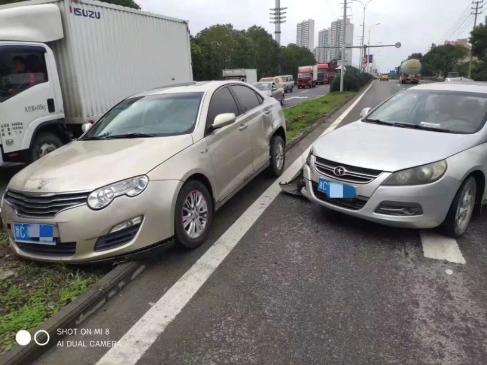 錢庫車禍,一車騎上隔離帶,一車撞到對向車道