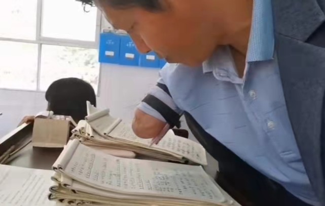 无臂教师三尺讲台教学18年学生佩服他坚韧不拔的精神