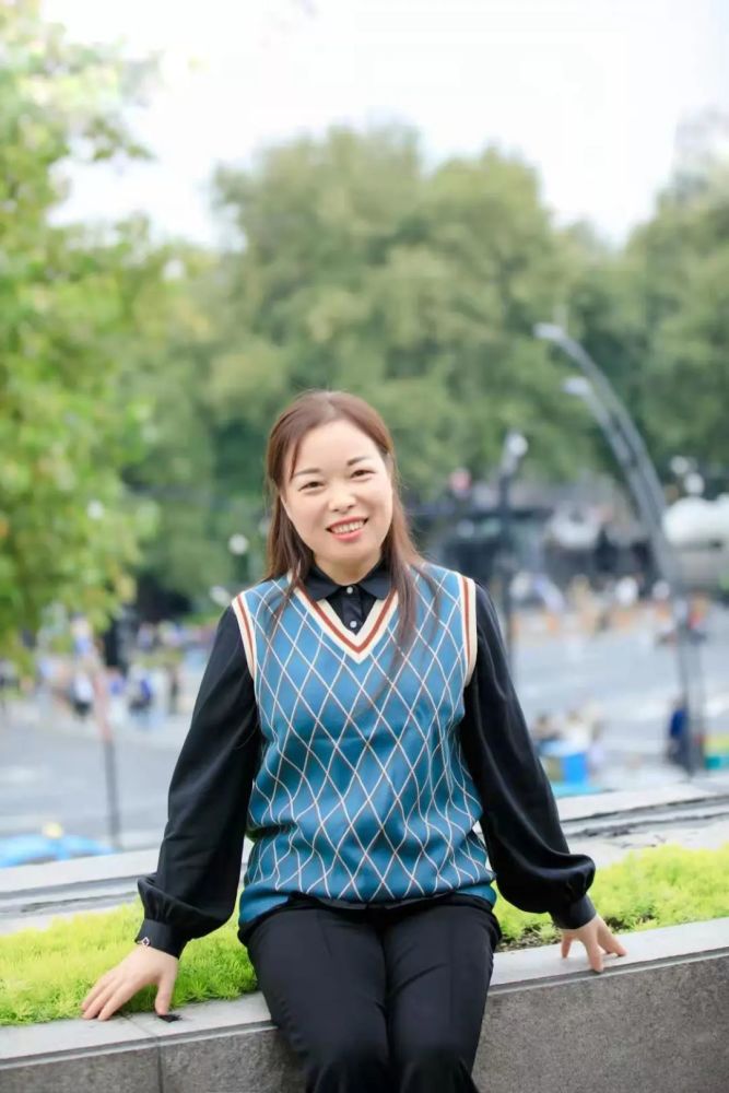 曹爱卫,就职于杭州市长寿桥岳帅小学,中学高级教师.