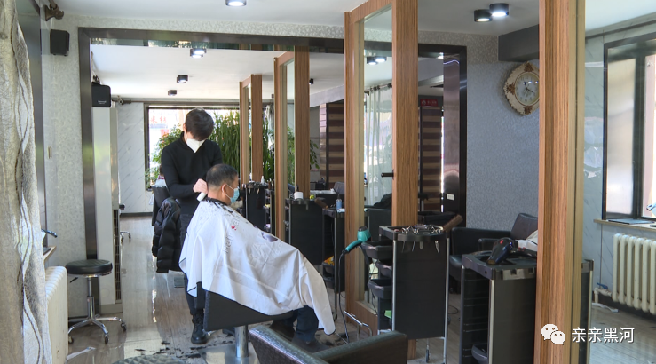 测温,顾客和理发师全程都需要戴口罩,不允许等候,实行预约制,然后无