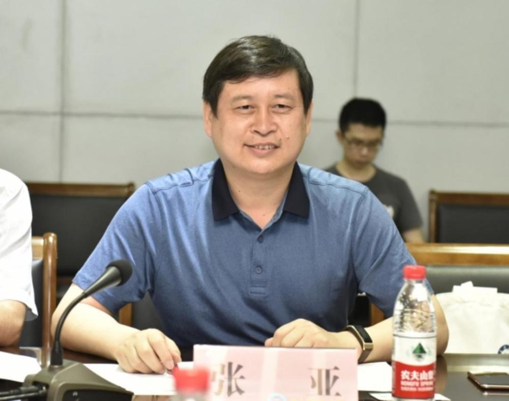 从招股书来看,张亚出生于1969年,硕士研究生学历,20