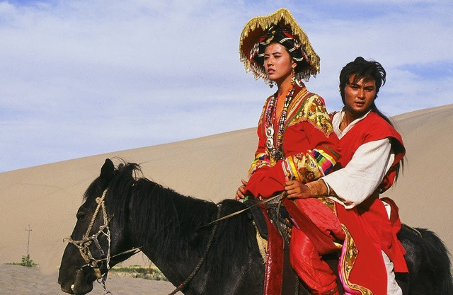 tvb老剧《怒剑啸狂沙》:远赴内地取景,这大沙漠真是壮观