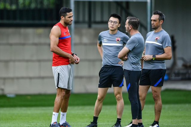 左膀右臂突然离队,重创且不解