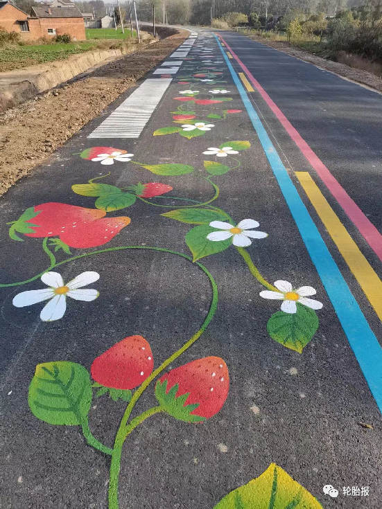 镇西江生态园南侧的环洲一号公路施工现场,工人刚刚完成路面彩绘工作