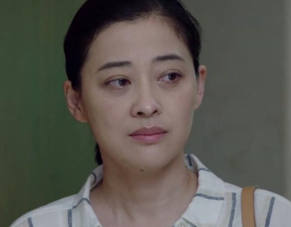 脸部的皮肤状态显然不再年轻,而眼袋和黑眼圈也非常明显,这些都让梅婷