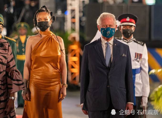 查尔斯王子他在巴巴多斯民族英雄蕾哈娜面前打起了瞌睡
