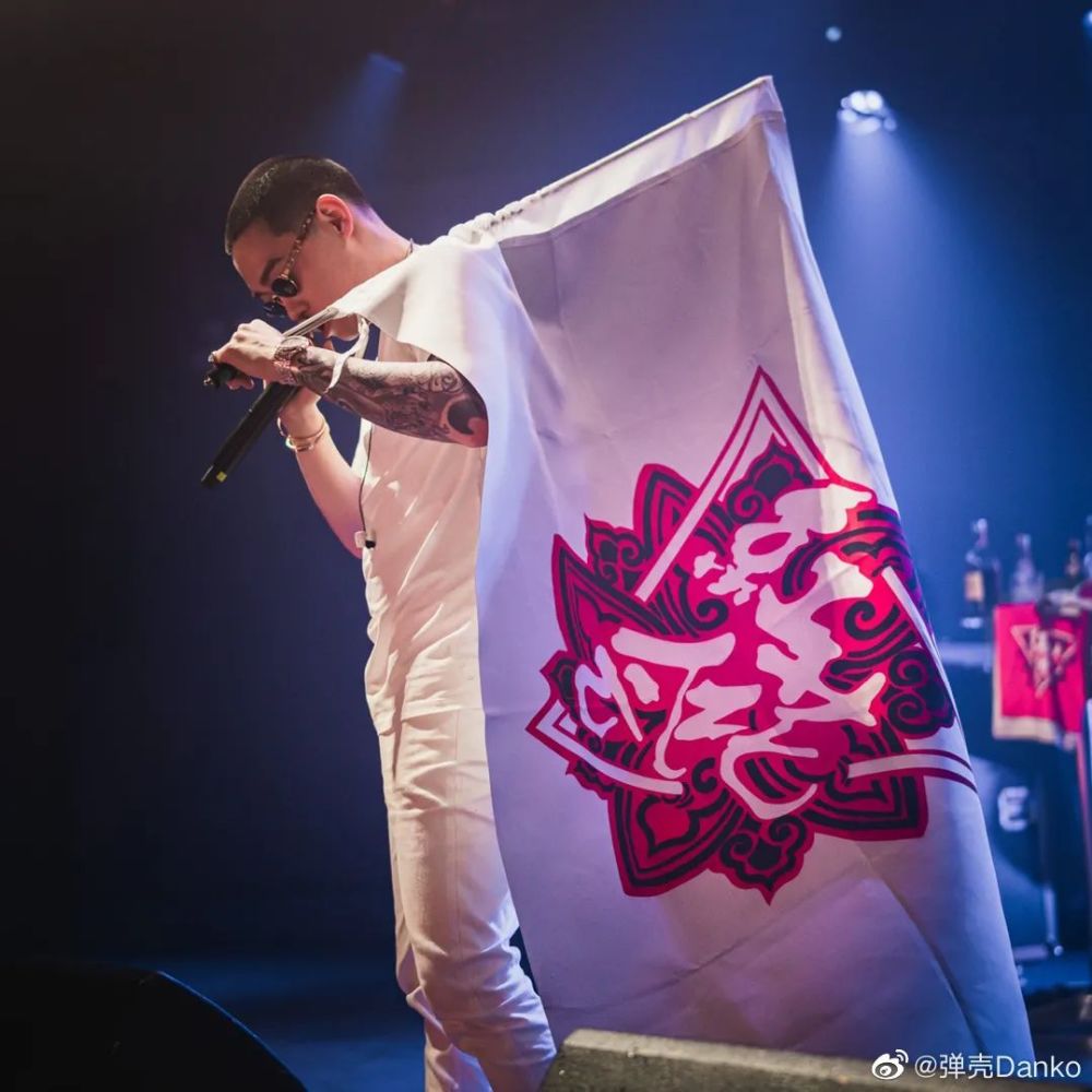 贝贝直播对线前女友并解释弹壳打人事件