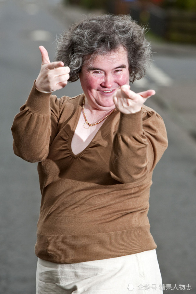 英国草根歌手苏珊大妈47岁参加选秀一夜爆红60岁未婚无儿无女