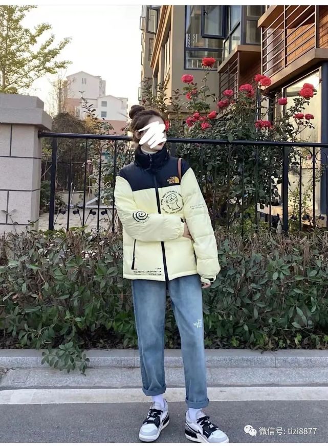 look4 浅黄色北面羽绒服 蓝色阔腿牛仔裤 运动鞋北面羽绒服搭配:冬天