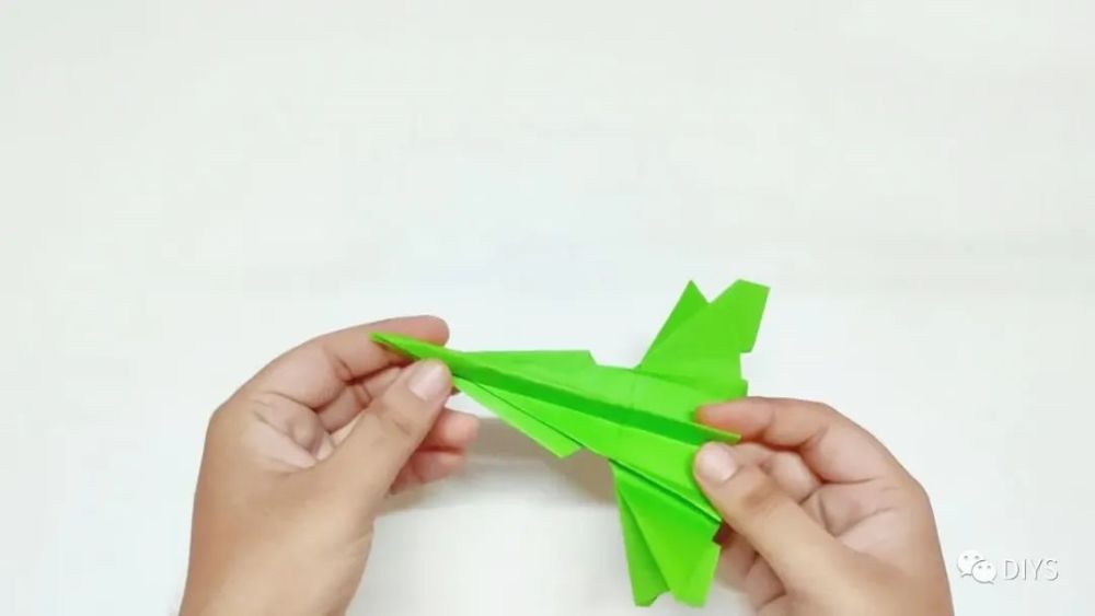 手工折纸一架凌空飞跃的f35战斗机