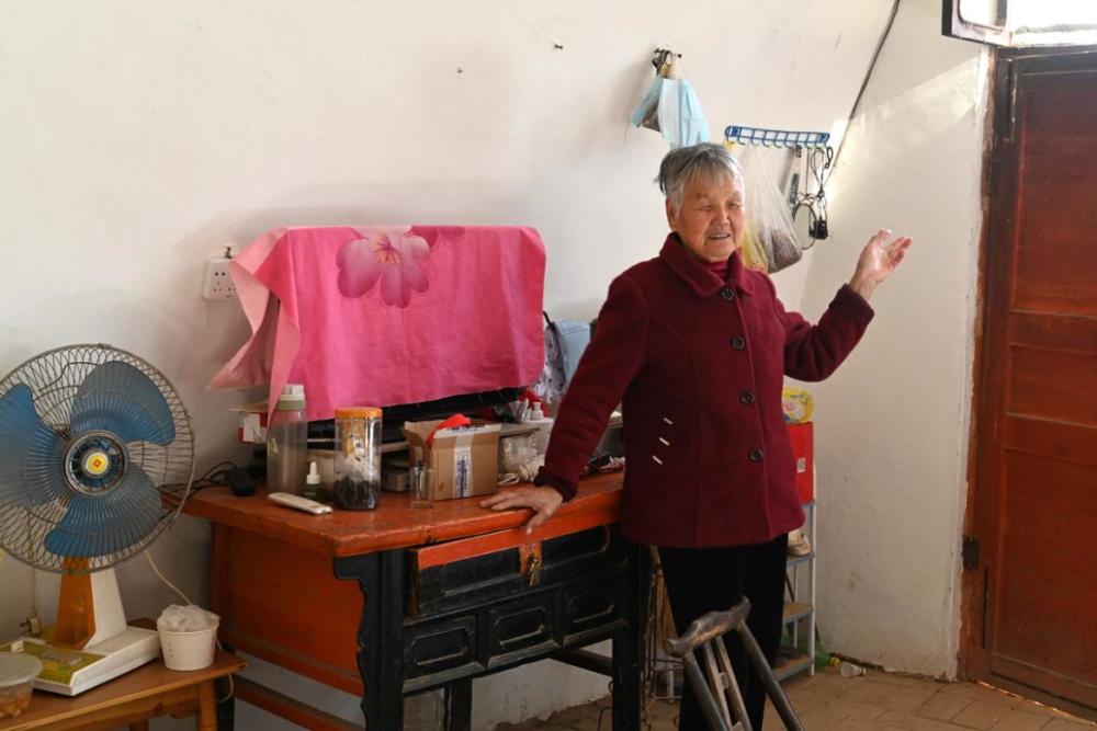 74岁农村大娘住宽大窑洞，她在墙角摆放一辆扇车，年轻人多不认识名师堂
