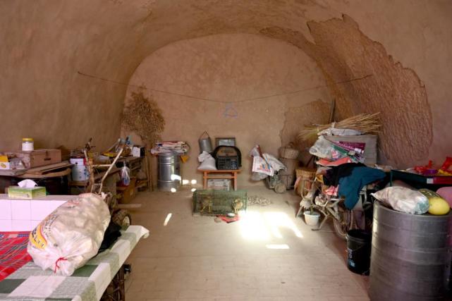 74岁农村大娘住宽大窑洞,她在墙角摆放一辆扇车,年轻人多不认识