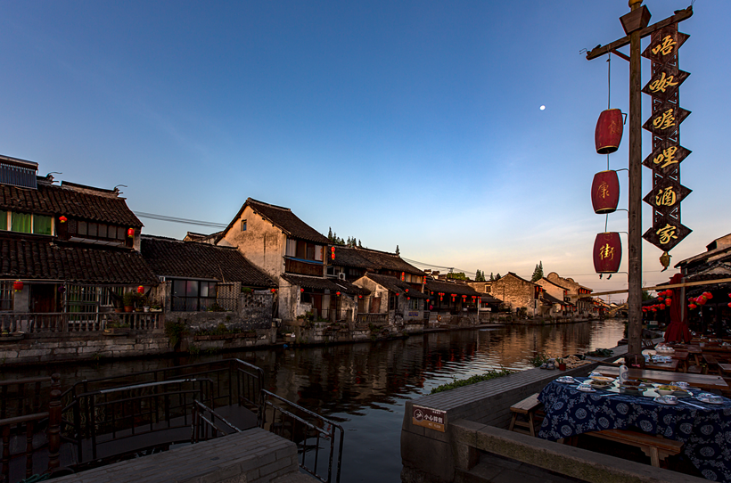 百年之前的人是否想过,布满历史的痕迹,古镇内的建筑,是人与自然内在