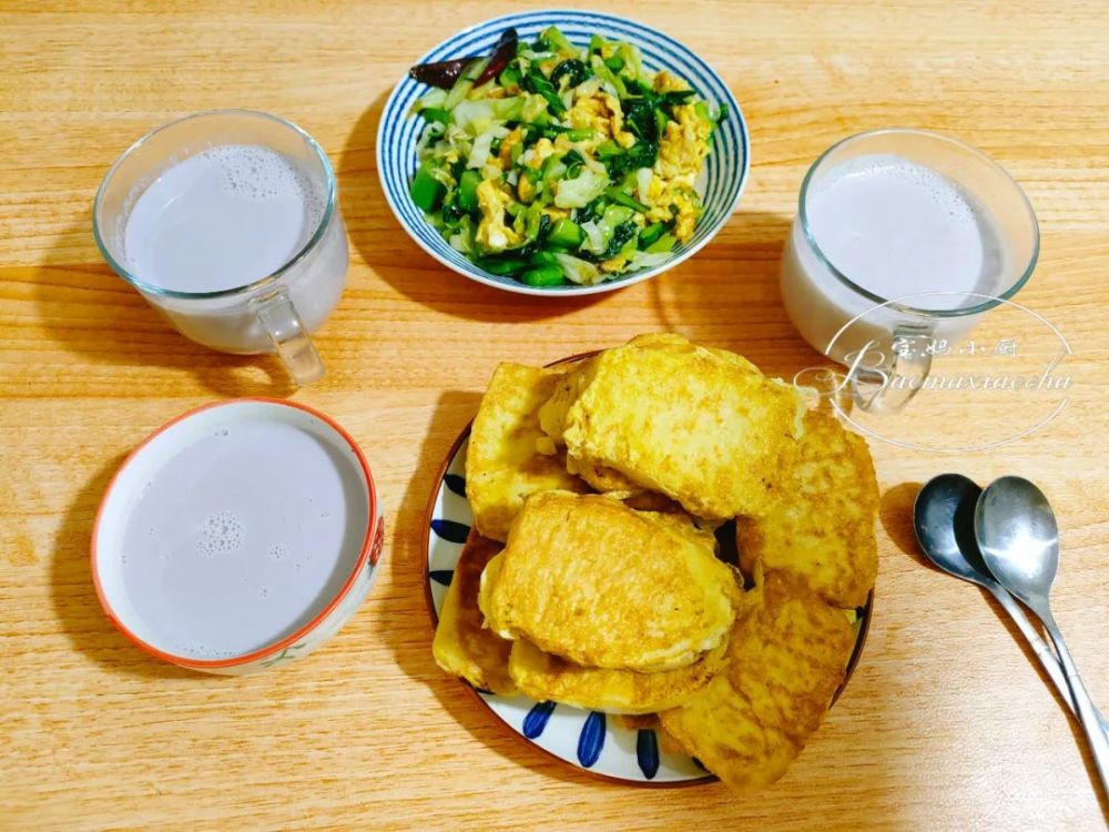 这次的早餐依然是三人份,虽然只做了三样,但是营养可不少,有干有稀