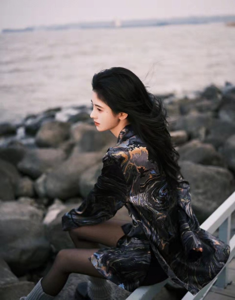 女星鞠婧祎冬日暖阳氛围照艺术衬衫穿搭堪称模板冬天这样穿气质绝了