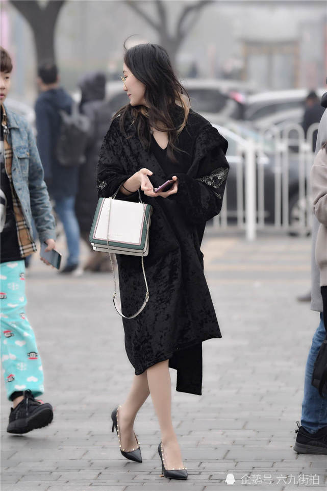 冬天黑色尖头细跟单鞋,和风衣组合,穿出简约的风格|时尚|高跟鞋|时尚