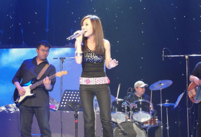 羌族歌手云朵:18岁师从刀郎,学成后5上春晚,和师父情同父女插图11