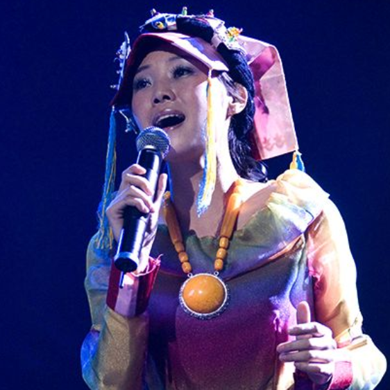 羌族歌手云朵:18岁师从刀郎,学成后5上春晚,和师父情同父女插图3