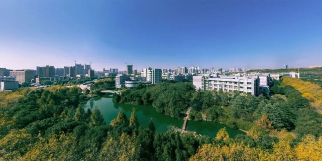 武漢工程大學原名湖北化工石油學院,建校初期由原化工部直屬管理,也正