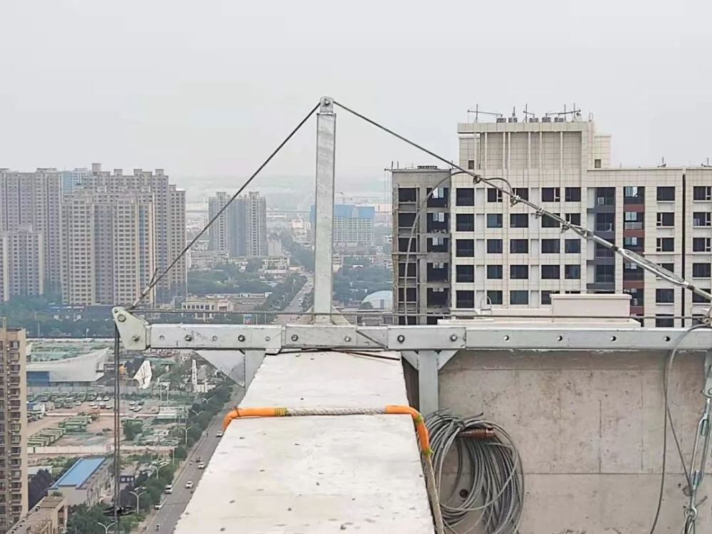 夹具式吊篮现场安装▲夹具式吊篮现场使用项目建设历程回顾▲201昴 