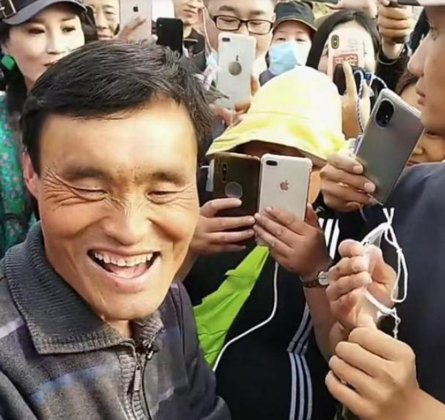 与其他博眼球的主播不同,拉面哥的走红是充满正能量