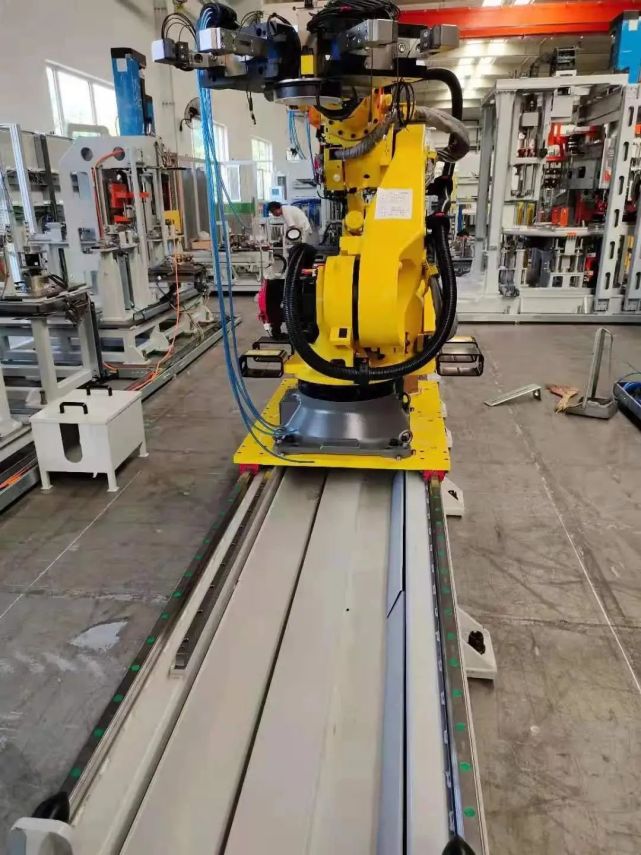 机器人第七轴带动机器人行走的原理