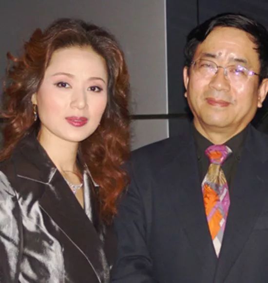 余秋雨离婚没多久,就和马兰结婚了.李红万念俱灰,选择了成全自己.