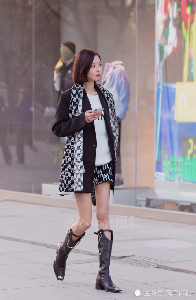西装短裙配围巾,短发美女大冷天光腿穿长靴太时尚