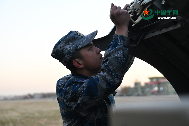 近日,空军石家庄飞行学院某场站四站连组织汽车学兵岗前考核暨授装