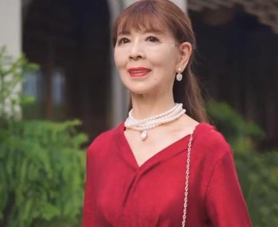 在这次直播当中,汪奶奶在镜头面前都是素颜出镜,可以