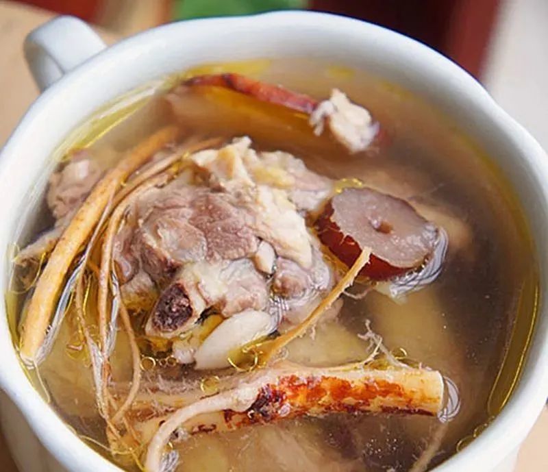 五指毛桃淮山煲鸡汤粥为我国传统饮食方法之一,我国民间素有冬天吃