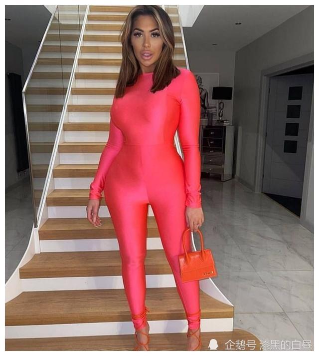 克洛伊费里展示她桃红色的身材为金卡戴珊穿紧身粉红色连衣裤