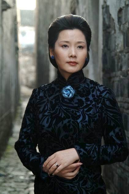 何赛飞的发型让我明白了中年女人放弃黑长直选这些发型更洋气