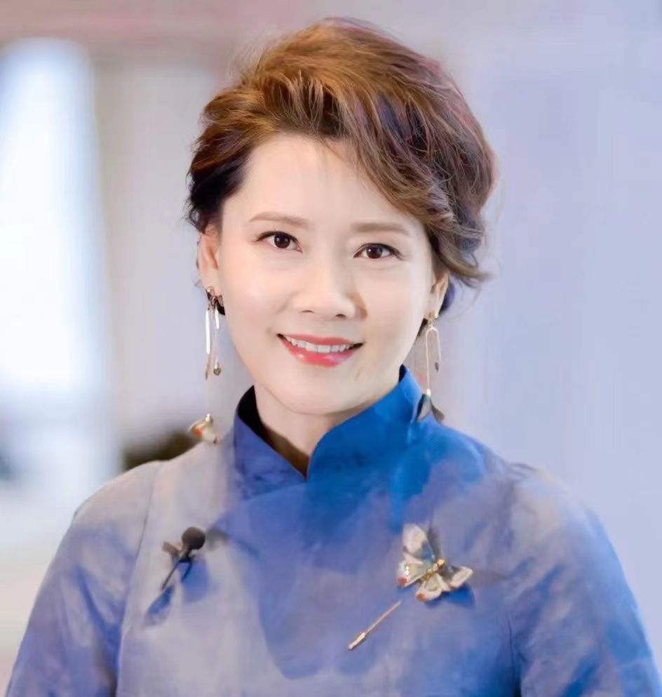 何赛飞的发型让我明白了中年女人放弃黑长直选这些发型更洋气