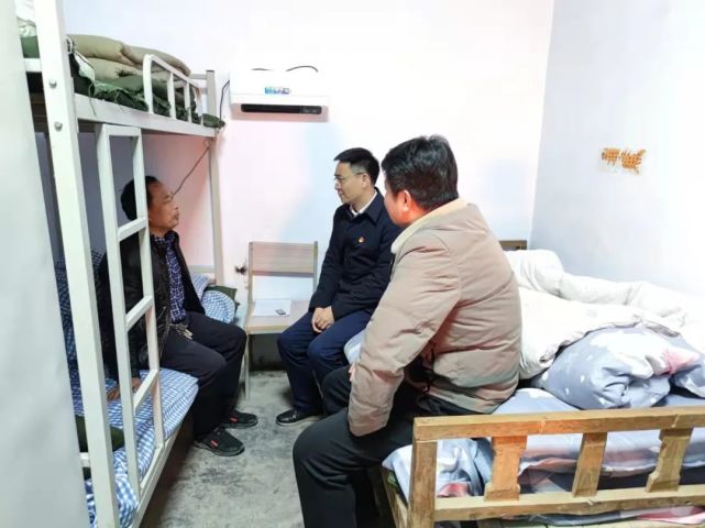 工作中存在的困难与问题,并叮嘱他们要注意劳逸结合,注意个人身体健康