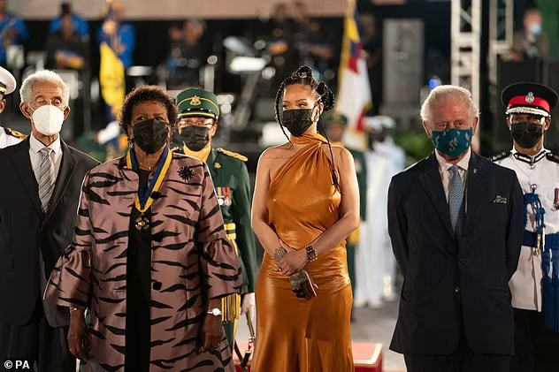 巴巴多斯封蕾哈娜为民族英雄抛弃女王废除君主制英国人不爽了