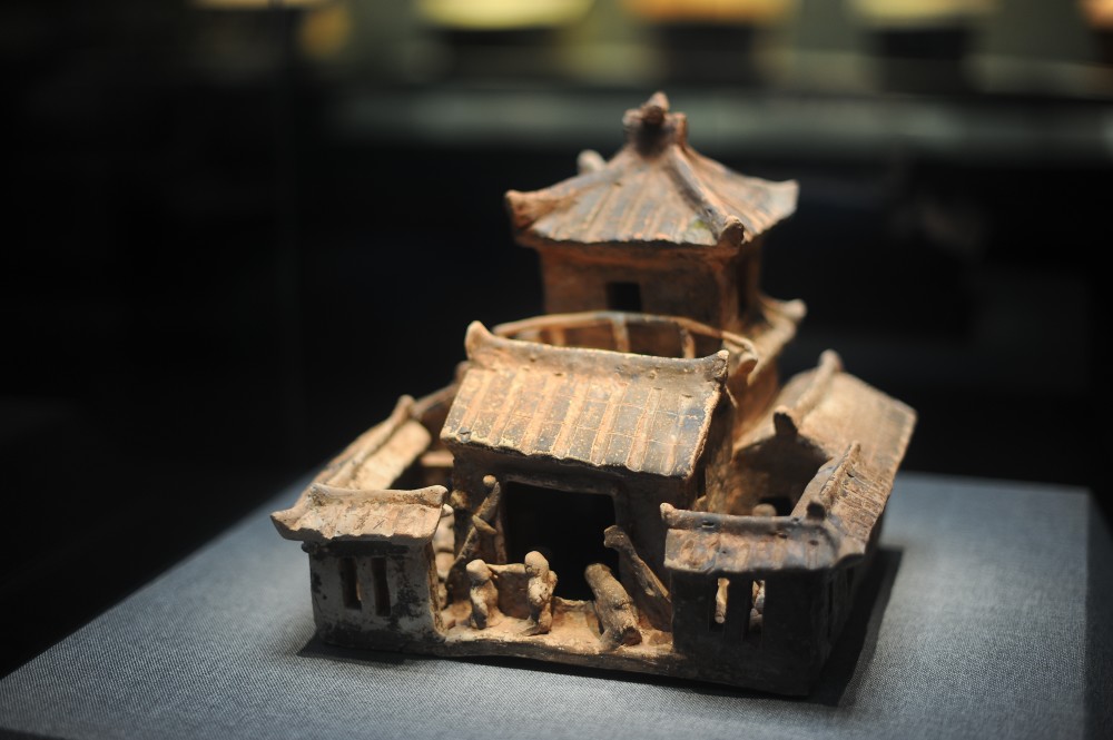 这件陶屋,不但结构复杂规模颇大,关键在于细节十分