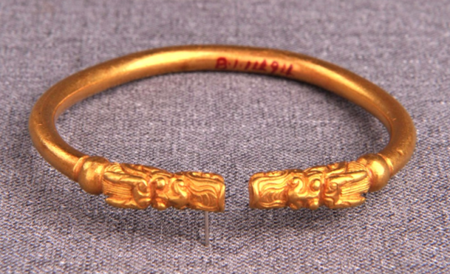 明代刻花龙头金手镯